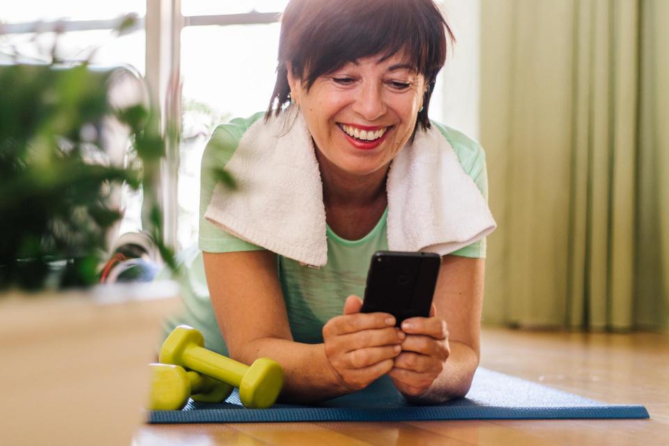 Mature woman training at home 