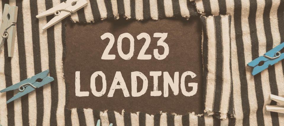 "2023 Loading" sign.